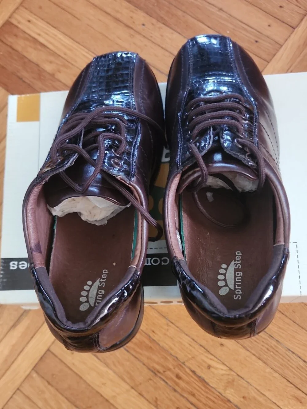 Spring Step Kid’s Dark Brown Lace-Up Oxford with Croc Texture. Like New